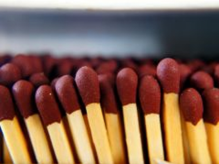 BTA: svētku laikā bez uzraudzības atstātas iedegtas sveces var nodarīt zaudējumus pat 16 tūkstošu eiro apmērā