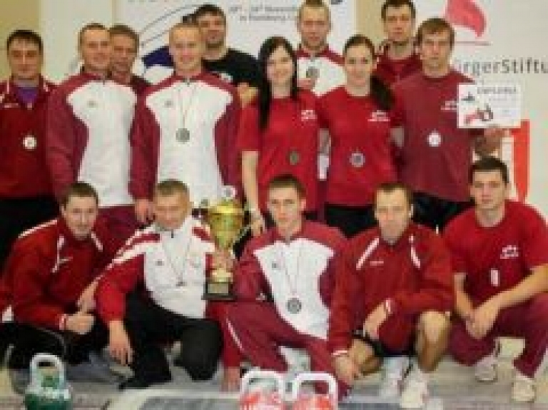 Latvijas junioru izlase svarbumbu sportā otrie labākie pasaulē