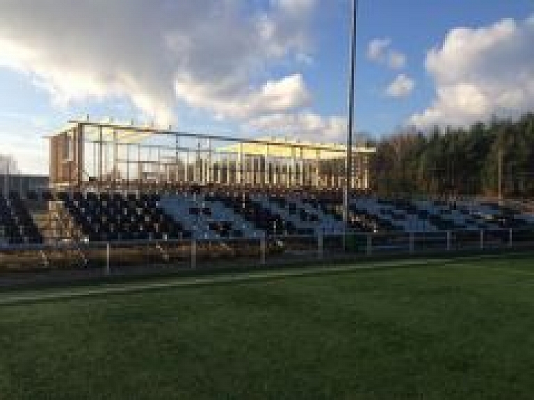 Futbola klubs "Auda" saviem spēkiem Ķekavā būvē sportistiem ģērbtuvi