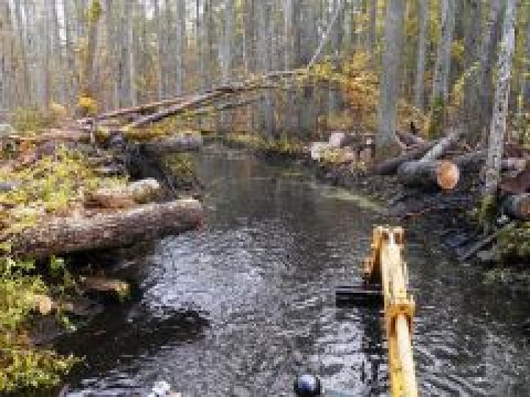 Ķemeru nacionālajā parkā veikta vairāku upju attīrīšana no sanesumiem un bebru dambjiem
