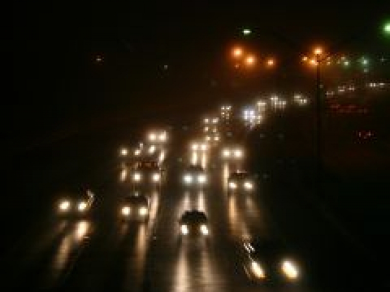 Joprojām daudzviet migla apgrūtina braukšanas apstākļus