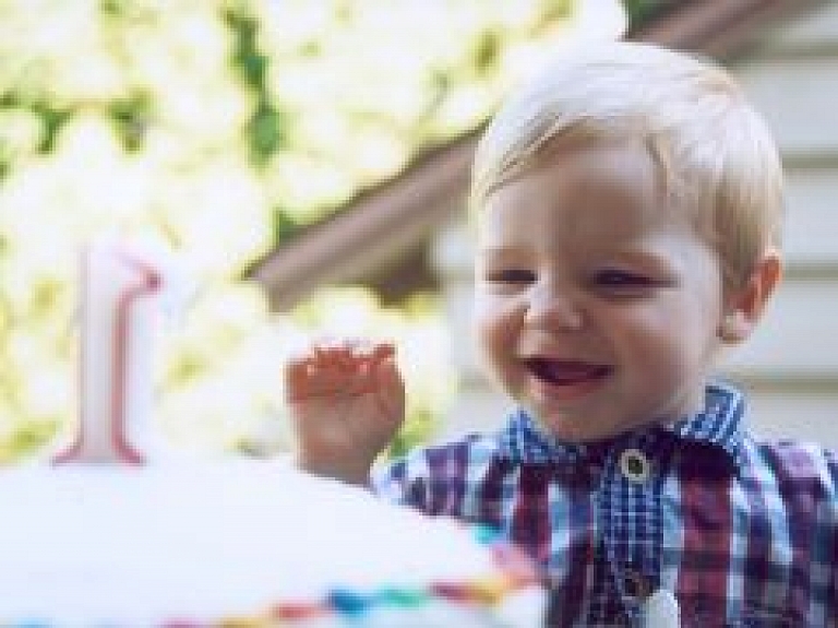 Turpina pieaugt uz ārvalstīm adoptēto bērnu skaits