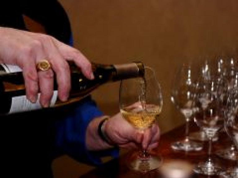 Rosina aizliegumu alkohola reklāmā attēlot cilvēkus