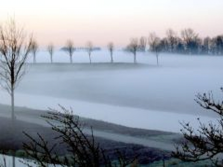 Latvijā braukšanu apgrūtina bieza migla