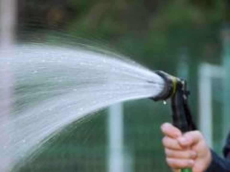 Pilien­laistīšanas sistēmas tīrīšana dārzā