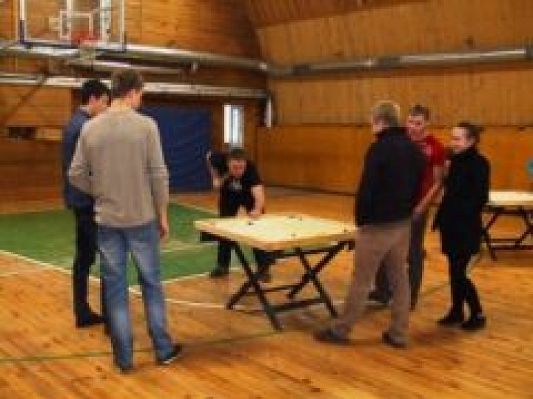 Rekavas vidusskolas sporta namā sacentās novusa spēlētāji