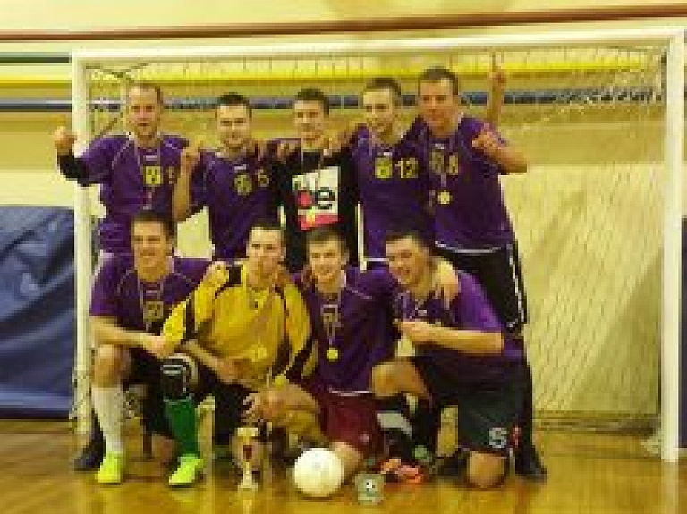 Iecavas novada telpu futbola čempionātā triumfē "Gailīši"
