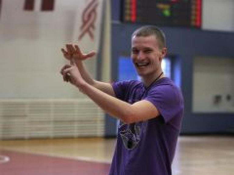 "Jelgavas" profesionāļi tiesā skolu spartakiādes spēles basketbolā