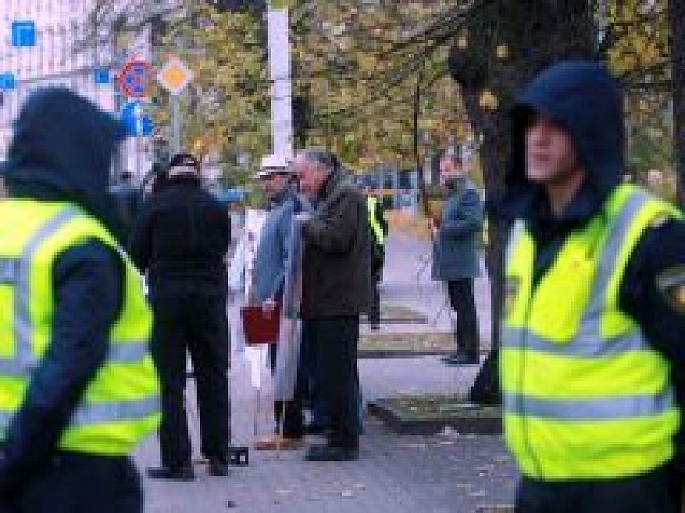 Decembra otrajā nedēļā pie Saeimas piketēs ap 2000 pedagogu