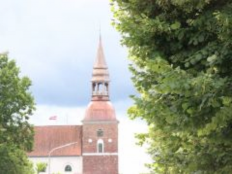 Valmierā uzzied saldeni smaržīgās liepas