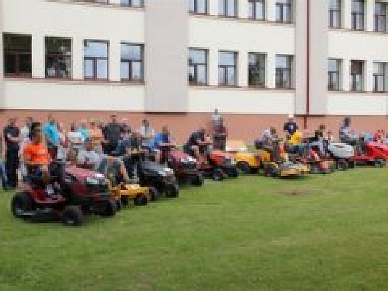 Naukšēnos notika mauriņa traktoru sacensības