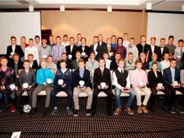 Apbalvoti Latvijas jaunatnes futbola čempionāta un LMT Futbola akadēmijas laureāti