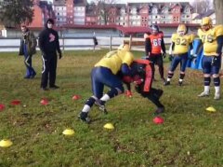 Upesciemā norisinājās amerikāņu futbola treniņnometne