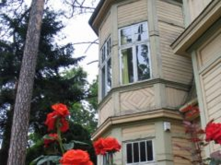 Sākusies Raiņa un Aspazijas vasarnīcas atjaunošana Jūrmalā