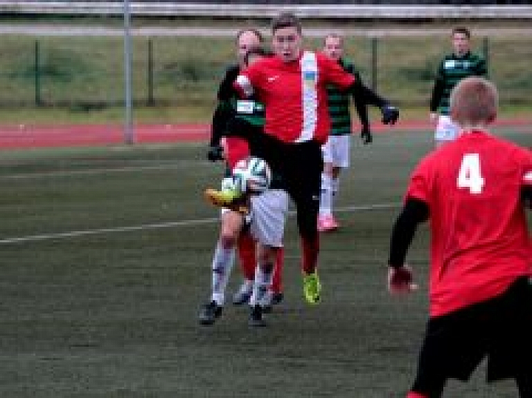 "Smiltene/ BJSS" futbolisti cīnās un atspēlējās, tomēr sezonu noslēdz ar zaudējumu "Audai"
