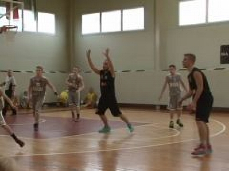 Rugājos notiek U.Feldmaņa piemiņas turnīrs basketbolā