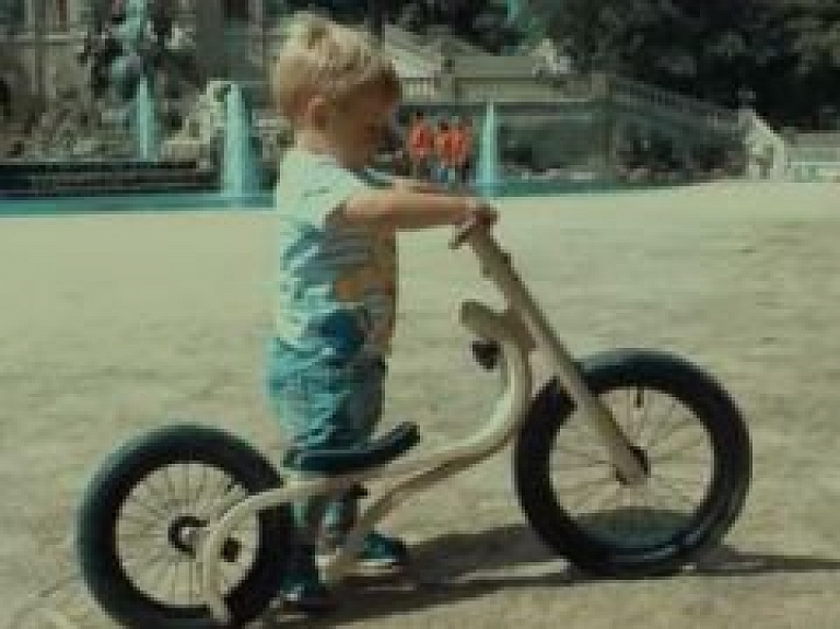 Latvijā izstrādātie "Leg&Go" koka velosipēdi kampaņā savākuši prasītos 60 000 ASV dolāru