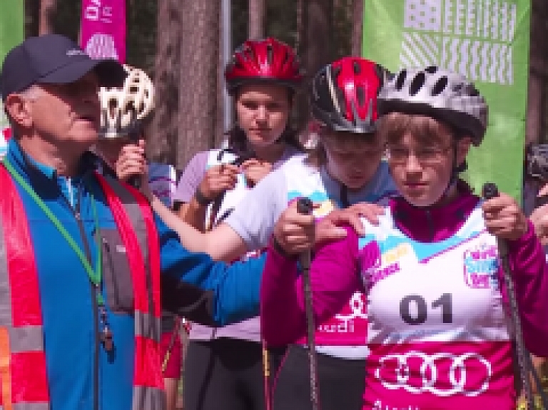 Latgales Reģionālā TV: Jaunizveidotajā Stropu sporta trasē notiek pirmās rollerslēpotāju sacensības