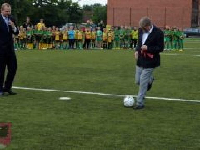 Balvos atklāts jauns mākslīgā seguma futbola laukums
