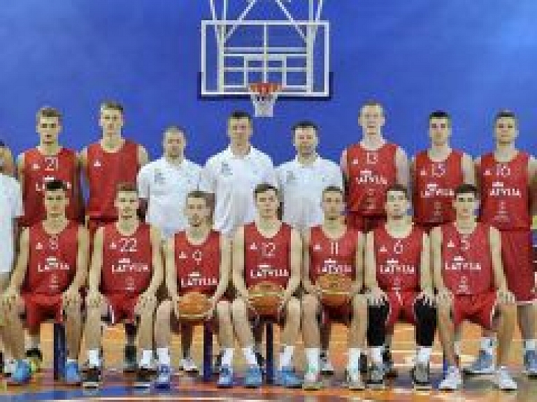 Latvijas U-20 basketbolisti sagrauj Itāliju