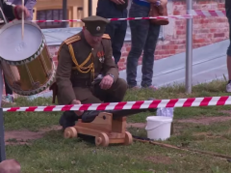 Latgales Reģionālā TV: Daugavpils cietoksnī kara rekonstrukciju festivālā izspēlēta 19.gs.kauja