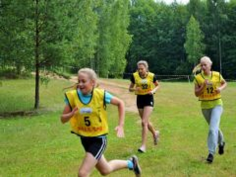 Balkanu dabas parkā sacenšas skrējēji