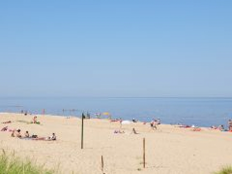 Carnikavas novada oficiālajās peldvietās atļauts peldēties