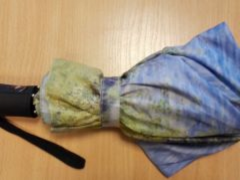 Carnikavas autoostā atrasts lietussargs