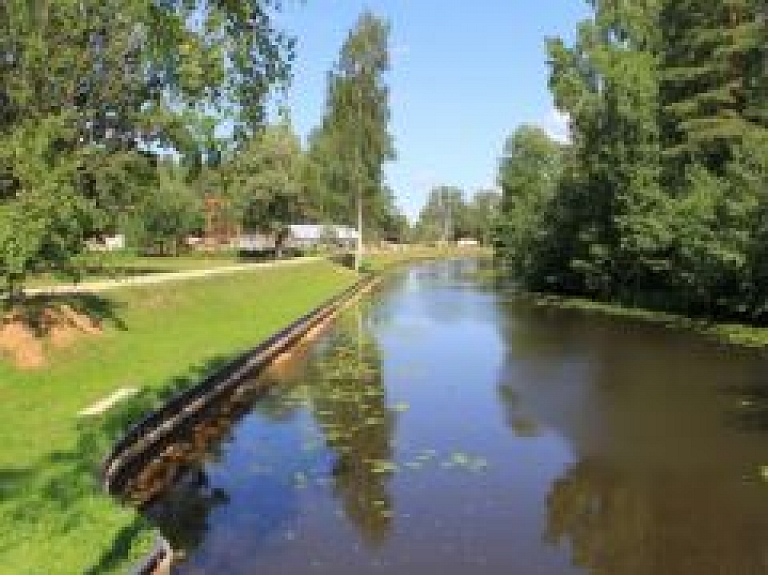 Pabeigts pirmais jaunbūvētais pretplūdu aizsargdambis