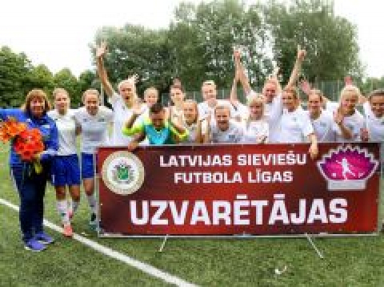 Rīgas Futbola skolas futbolistes atkal Latvijas čempiones