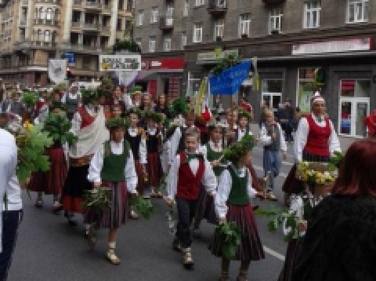 Sabiedrība ironizē par oficiāli atcelto Dziesmu un deju svētku gājienu