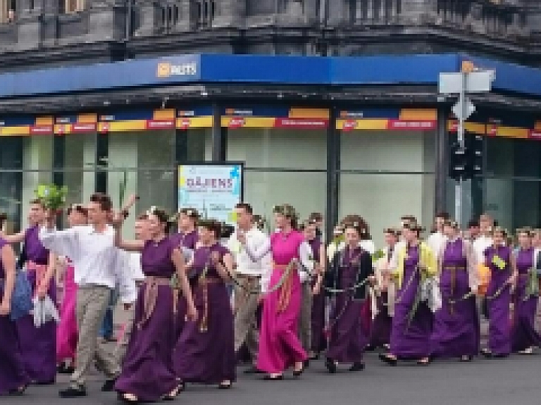 Dziesmu un deju svētku dalībnieki brīvprātīgi piedalās svētku gājienā