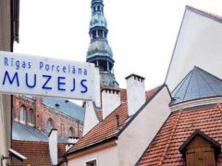 Zvārtavas porcelāna simpozija izstāde skatāma Rīgas porcelāna muzejā