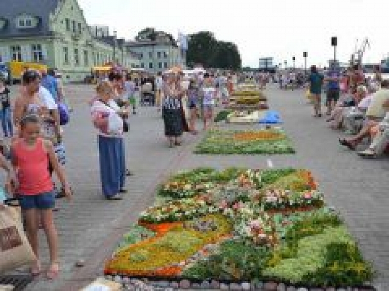 Ventspils ziedu paklāju festivālā rekordliels komandu skaits