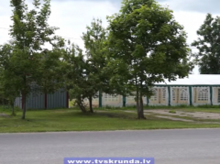 Skrundas TV: Padurē ierīkota brīvdabas pasākumu organizēšanas vieta