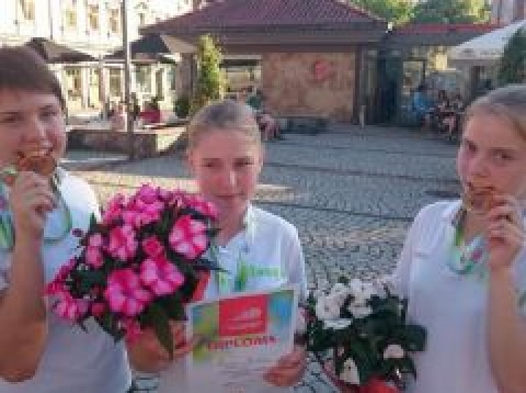 Zeltu izcīnījusi Iecavas novada galda tenisistu komanda