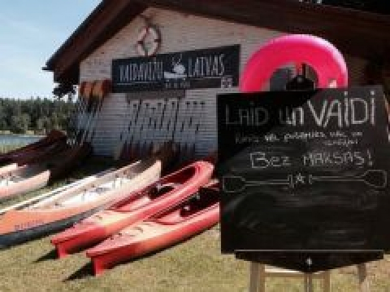 Vaidavas ezera pludmalē pieejamas "VaidavEžu laivas"