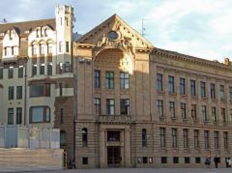 Apsekos divas vidusskolas un pārrunās interjera risinājumus