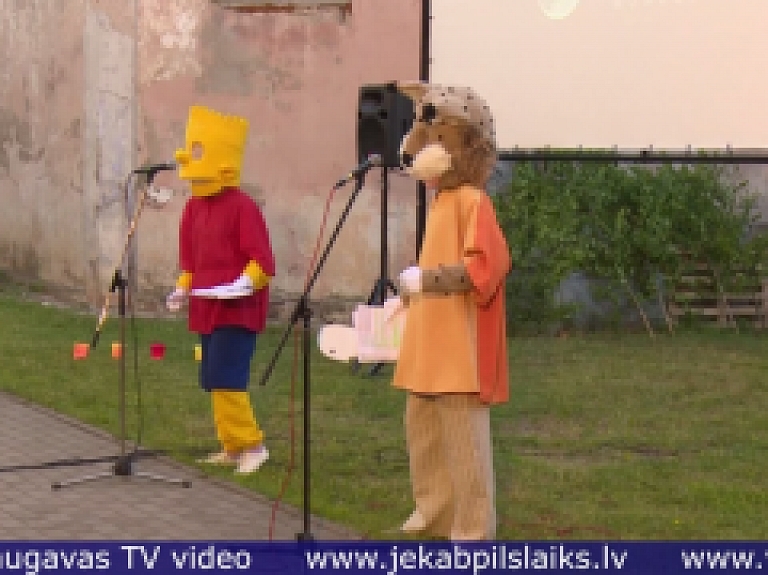 Vidusdaugavas TV: Jēkabpils Tautas nama pagalmā jau trešo sezonu uzsācis brīvdabas kino - Kino Placis
