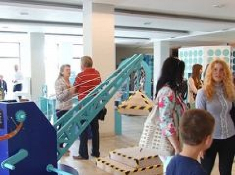 Daugavpilī atklāts zinātkāres centrs "Zili brīnumi"