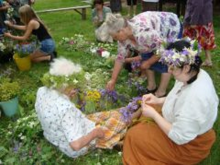 Viļakā aizvadīta vainagu pīšanas meistardarbnīca
