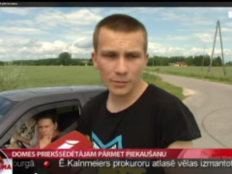 Pārbaudīs sūdzību, ka Jelgavas novada vadītājs iesitis jaunietim
