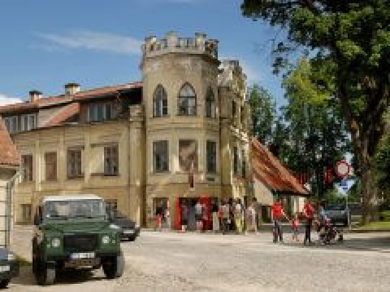 Festivāls "Vadātājs" pietur Kuldīgas mākslinieku rezidencē