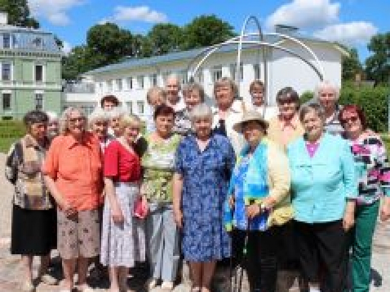 Valmieras apkaimes seniori svin Pēterdienu Kocēnos
