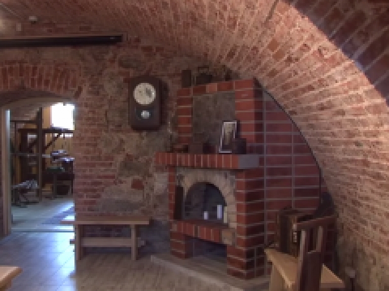 Aizputes TV: Atdzimis Aizputes pils muižas pagrabs