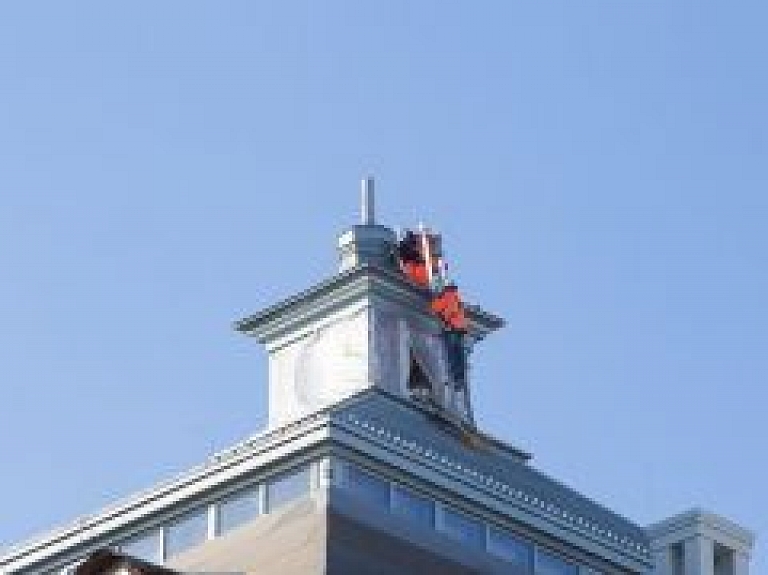 Virs Latvijas Nacionālā mākslas muzeja pacelts spāru svētku vainags