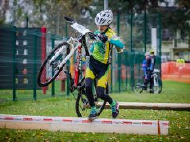 Smiltenes sporta skolas riteņbraucēji varonīgi cīnās pa Ikšķiles trepēm