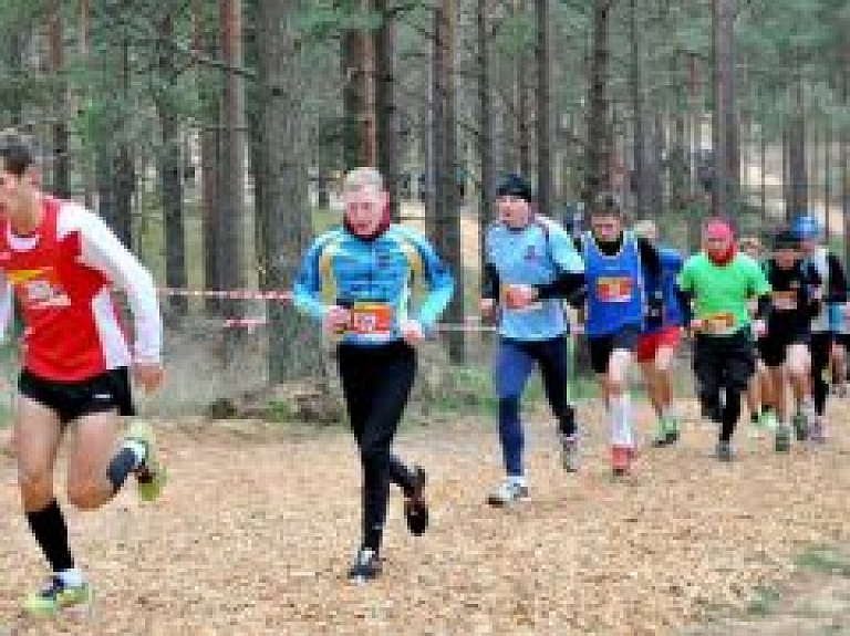 Latvijas čempionātā krosā Carnikavā startēja vairāk nekā 350 sportistu