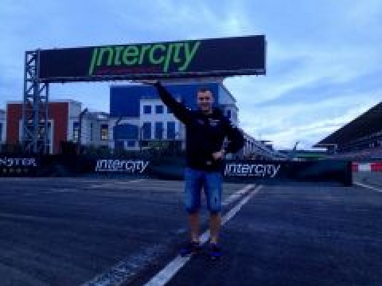 Nitišs: nav viegli apvienot skolu ar rallijkrosu