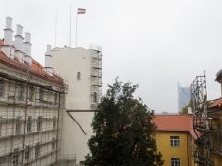 Noslēgumam tuvojas Rīgas pils ārējās apdares darbi